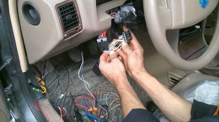 چطور برای باتری ماشین یک کلید قطع کن نصب کنیم